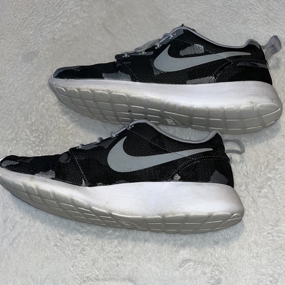 Women’s Nike Roshe One Jacquard Print - Size 11 - Picture 6 of 13